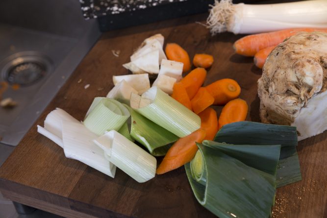 kleingeschnittenes Gemüse: Lauch, Karotten, Sellerie